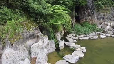 湖水小溪流水岩石拍摄旅行游玩视频的预览图